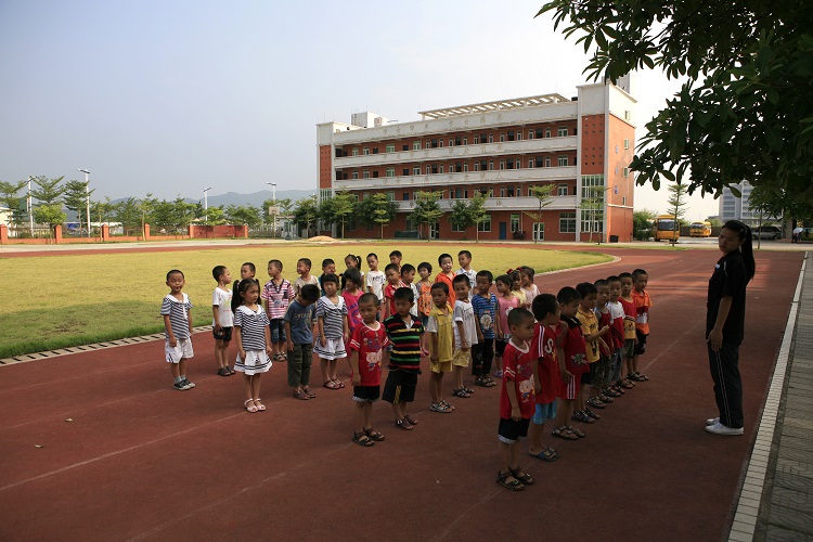2010年9月 高新区-河源市南开实验学校,孩子们在上体育课.