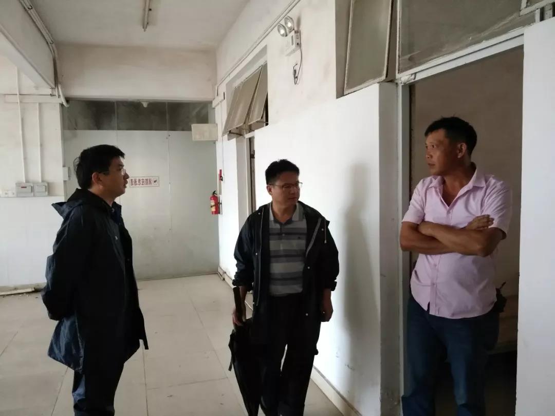 16日上午,王卫率队到在建工地饭饭得,高新嘉园检查工地停工情况和